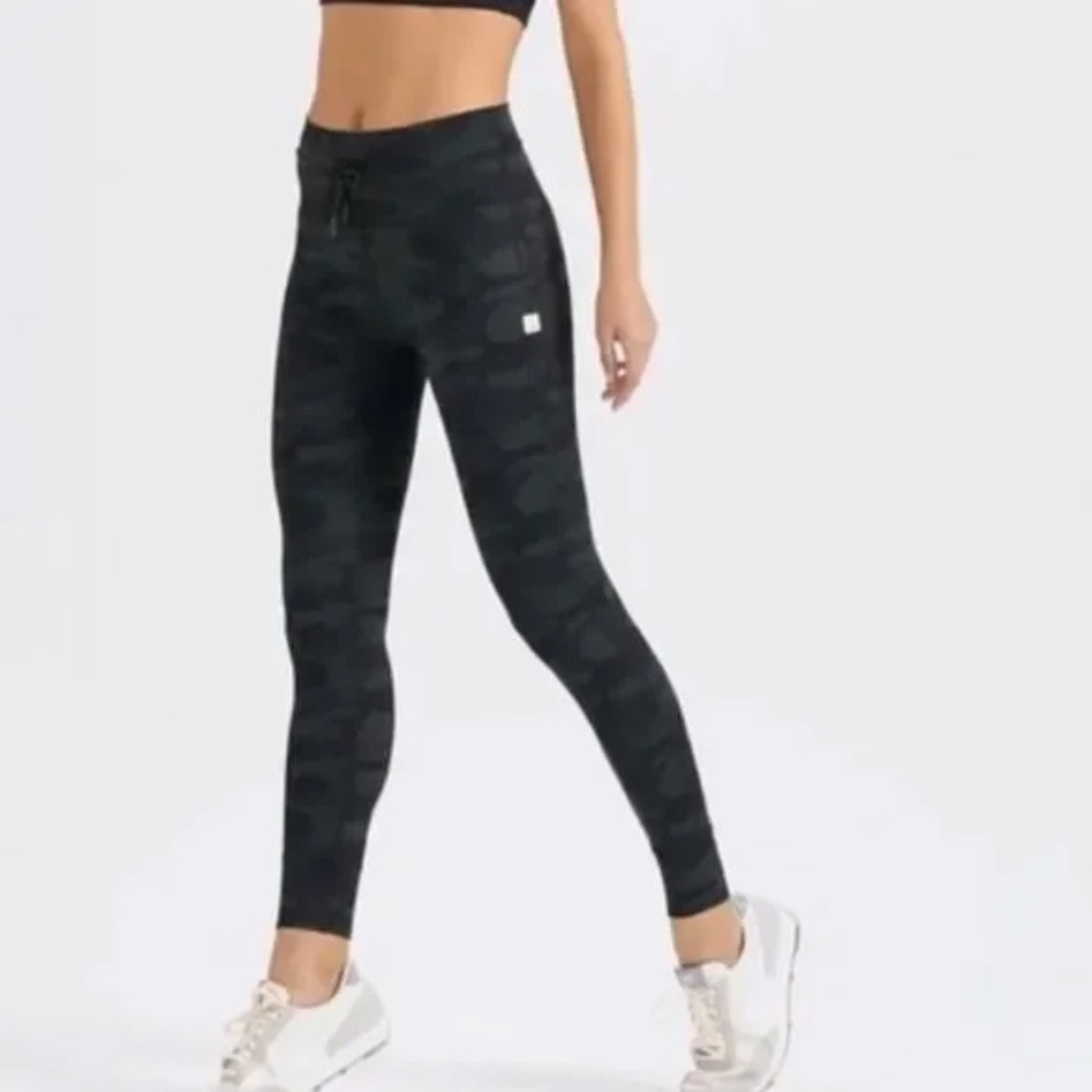 Vuori Daily Legging in Black Camo
